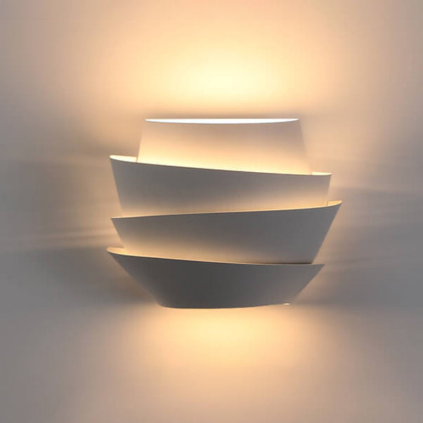 Japandi Wandlamp met Modern Asymmetrisch Design met Warm Licht