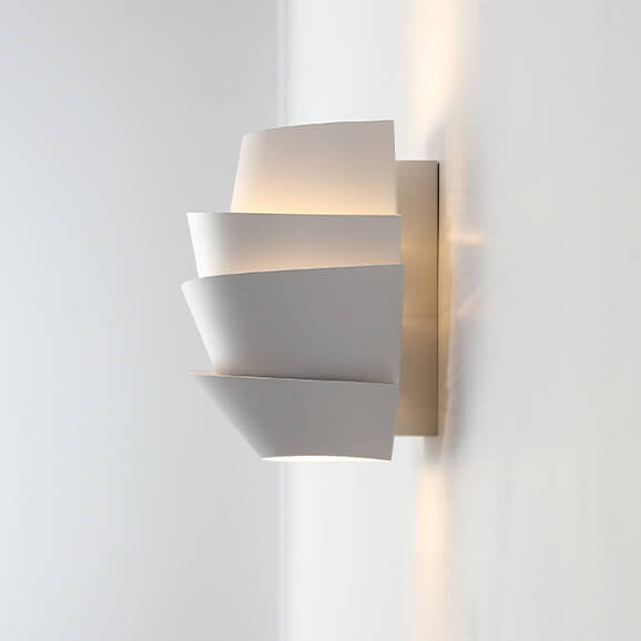 Japandi Wandlamp met Modern Asymmetrisch Design met Warm Licht
