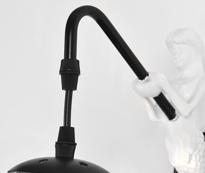 Moderne Wandlamp met Glazen Kap en Metalen Afwerking