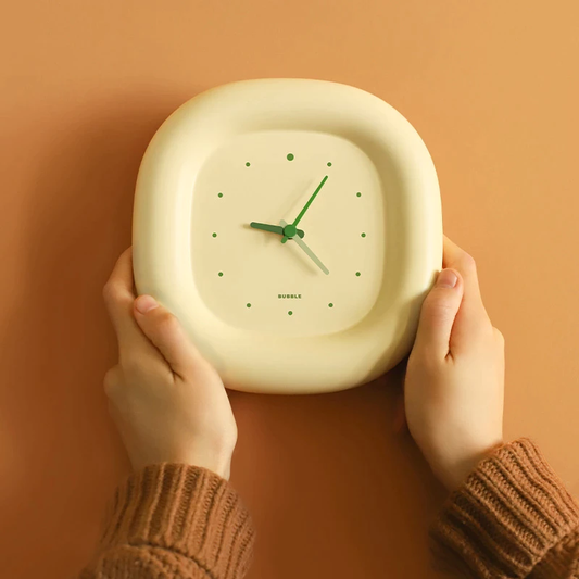 Speelse Bubble Wand- en Tafelklok in Pastel Design