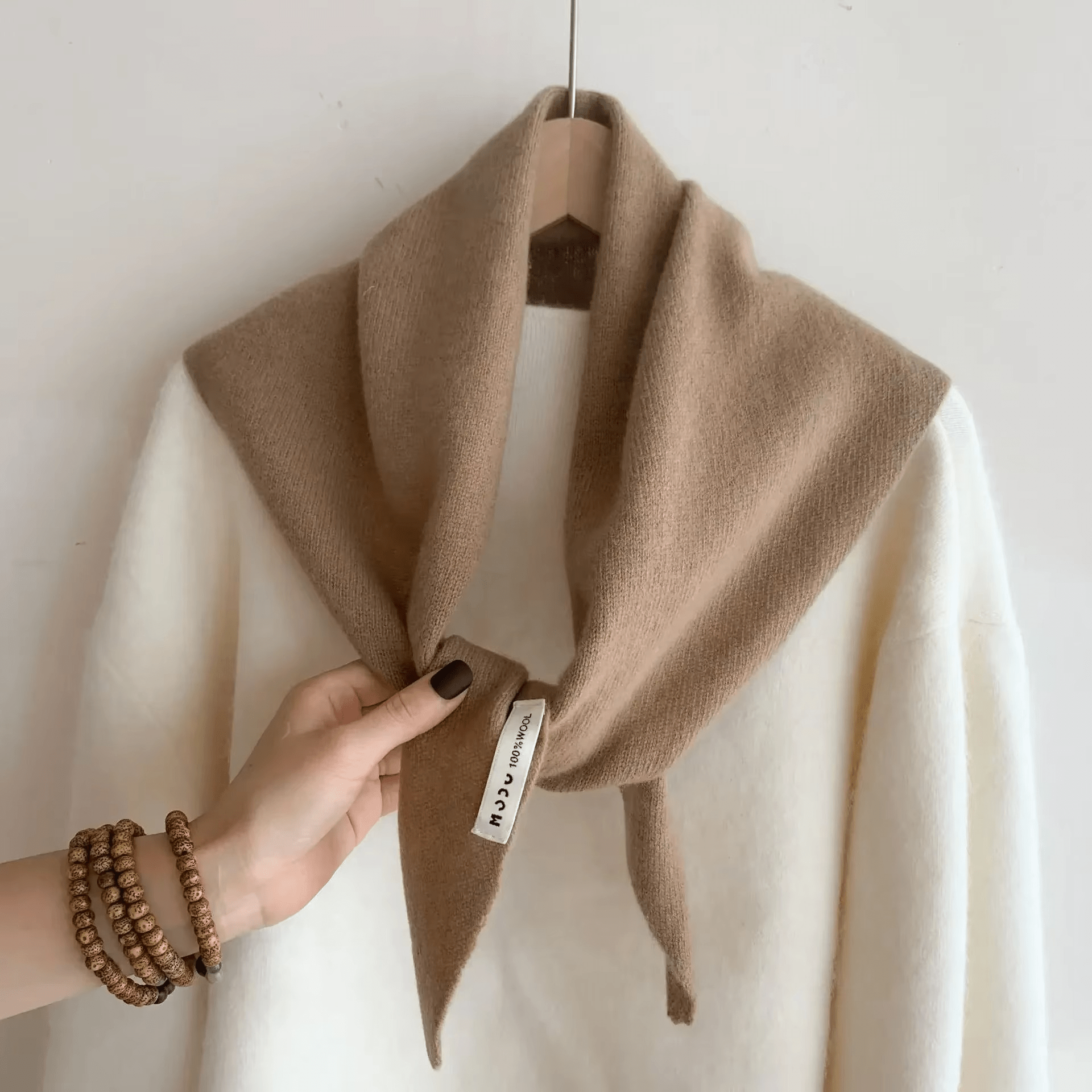 Driehoekige Gebreide Sjaal van Niche Wol – Warm, Elegant & Veelzijdig